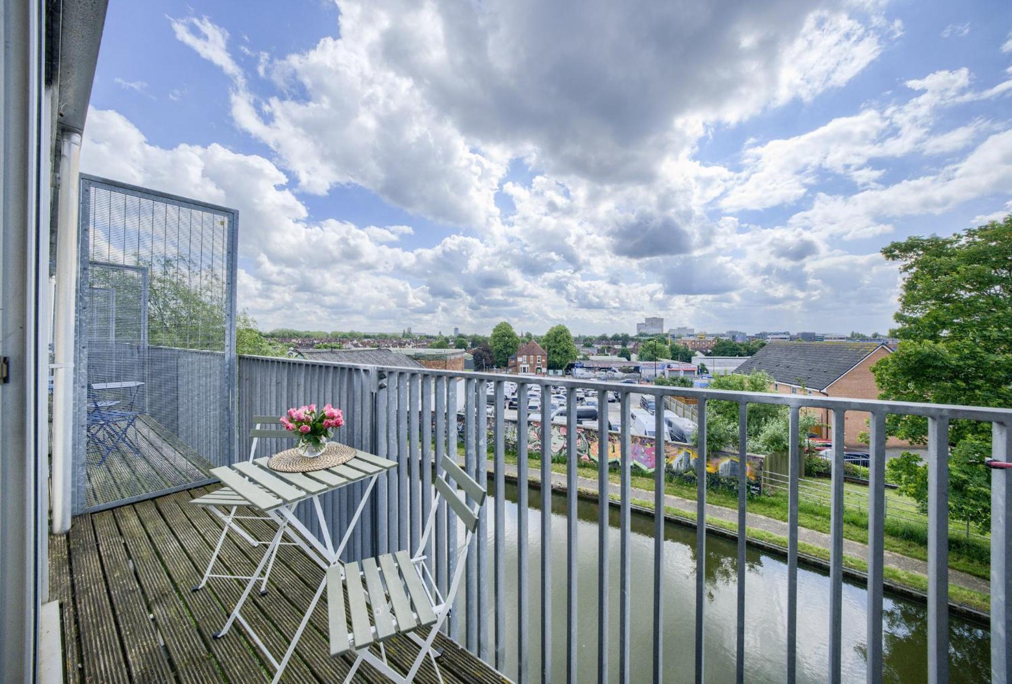Coventry Large 4-Bed Townhouse By Empower Homes Exteriér fotografie